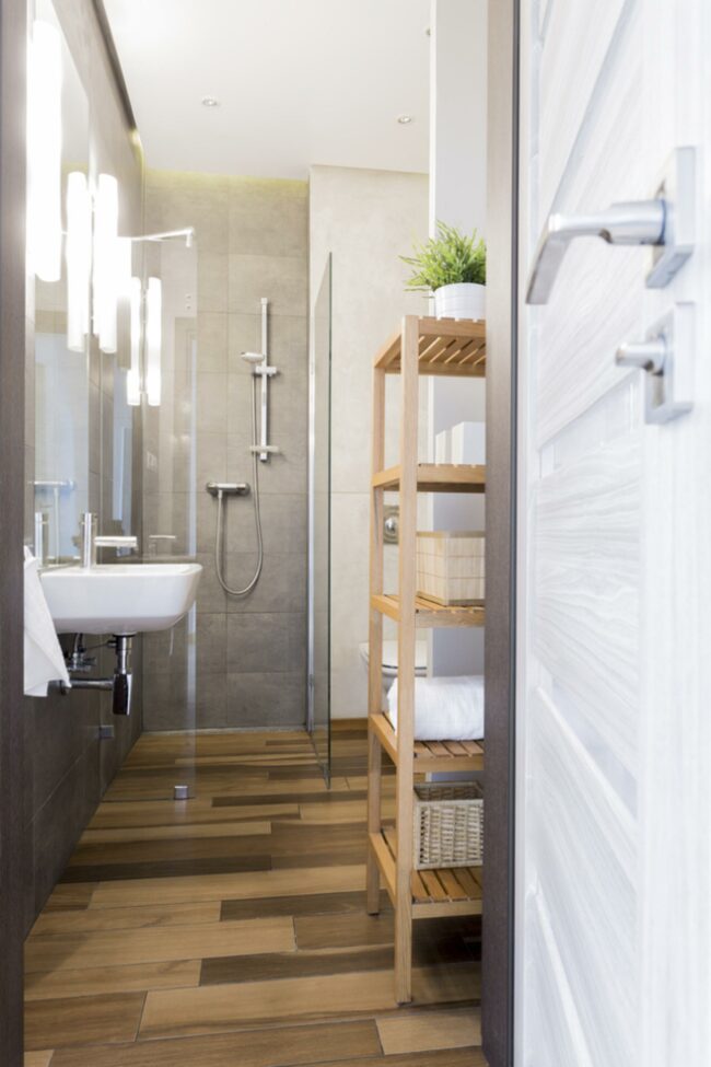 How to Maximize Space in a Narrow Bathroom