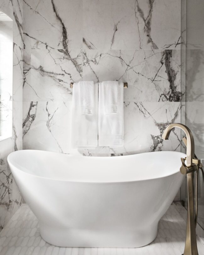 White Marble Bathtub for Elegance