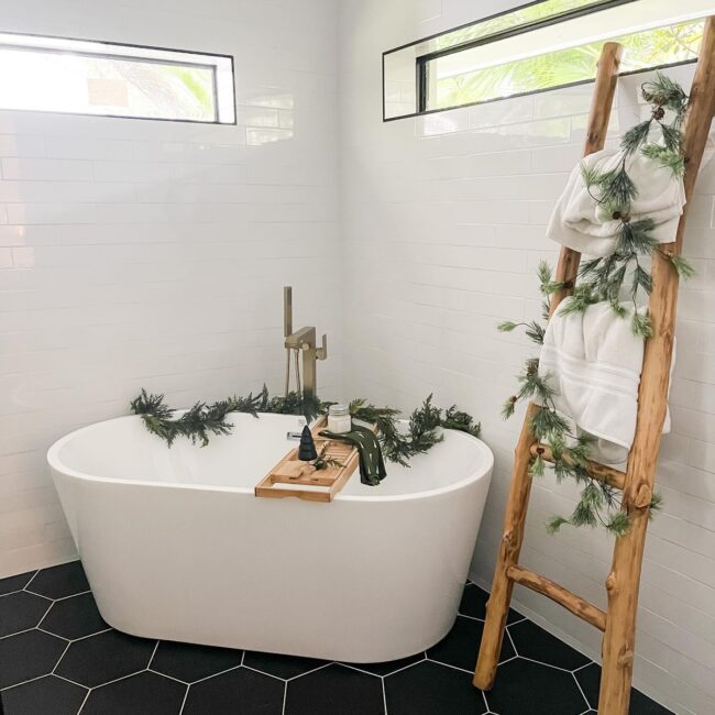 Simple and Elegant Holiday Bath Style