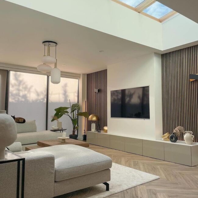 Minimal Spaces with Skylight Accents