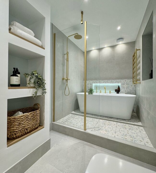 Stylish Serenity in a Combined Bath and Shower