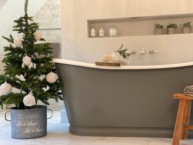 Cozy Cottage-Inspired Christmas Bathroom