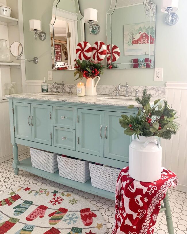 Fun Peppermint-Inspired Bathroom Decor